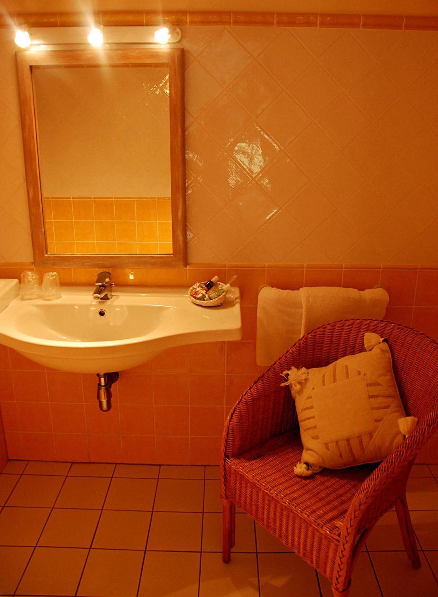Hotel Les Mazets Des Roches Tarascón Habitación foto
